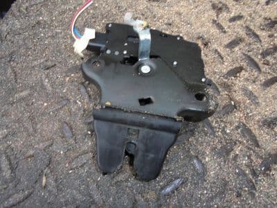 toyota avensis saloon - tailgate catch (2003-2006)