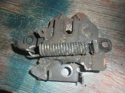 toyota avensis t27 - bonnet catch