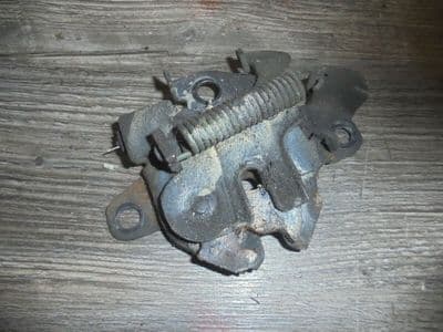 toyota avensis t27 - bonnet catch (09-12)