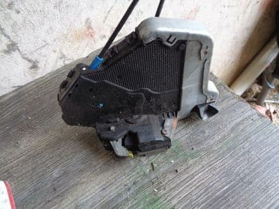 toyota avensis t27 - passenger front door lock