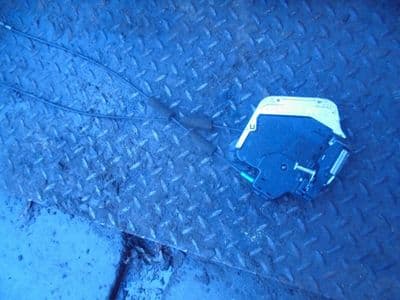 toyota avensis t27 - passenger rear door lock