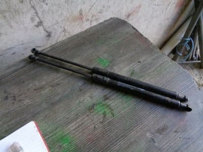 toyota avensis t27 - tailgate struts (2009-2012)