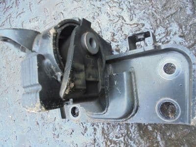 toyota avensis T270 2.0 D4D - engine mount