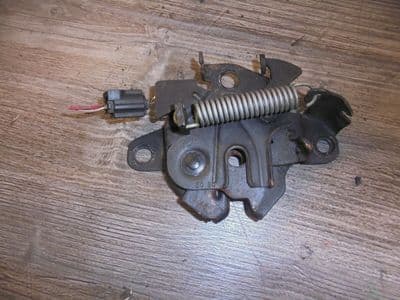 toyota avensis T270 - bonnet catch (2009-2012)