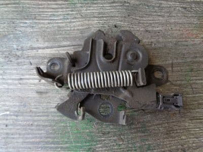 toyota avensis t270  - bonnet catch (2009-2012)