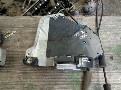 toyota avensis t270 - driver front door lock (2009-2012)