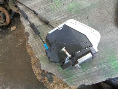 toyota avensis T270 - driver front door lock  (2009-2012)