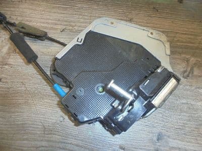 toyota avensis T270 - drivers front door lock  (2009-2012)