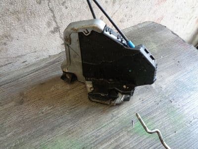 toyota avensis t270 - drivers front door lock (2009-2012)