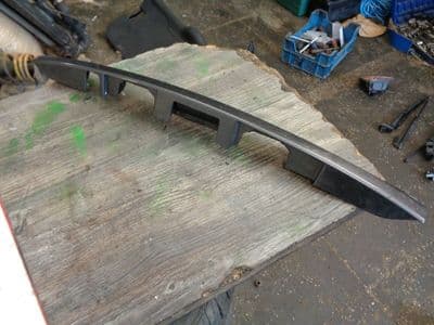 toyota avensis t270 estate - tailgate strip (2009-2012)