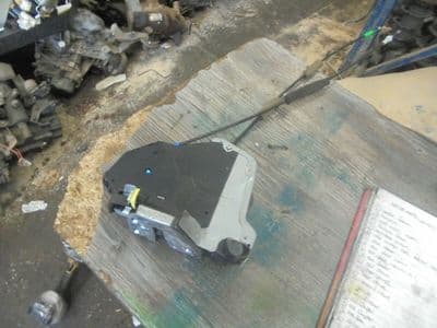 toyota avensis T270 - passenger front door lock