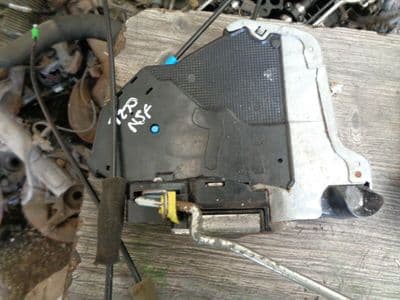 toyota avensis t270 - passenger front door lock (2009-2012)