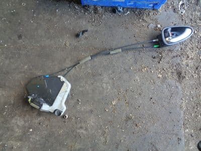 toyota avensis t270 - passenger front door lock (2009-2014)