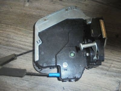 toyota avensis T270 - passengers front door lock  (2009-2012)