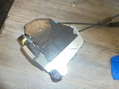 toyota avensis T270 - passengers rear door lock  (2009-2012)