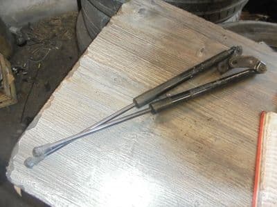 toyota avensis T270 - tailgate struts 68960-05080 (2009-2012)