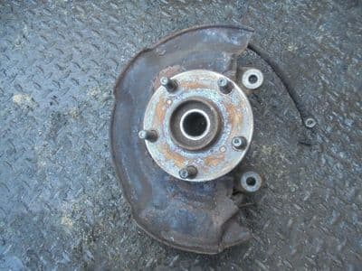 toyota avensis T4 2.2 d4d - drivers front hub (2009-2012)