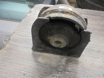 toyota avensis T4 2.2 d4d - engine mount  (2009-2012)