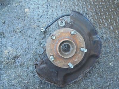 toyota avensis T4 2.2 d4d - passenger front hub (2009-2012)