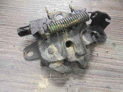 toyota avensis T4 - bonnet catch  (2009-2012)