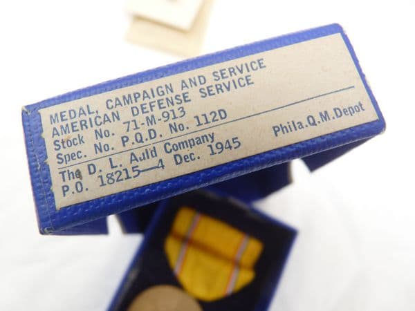 WW2 USA American Defense Medal boxed set with lapel pin, 1945 dated /1