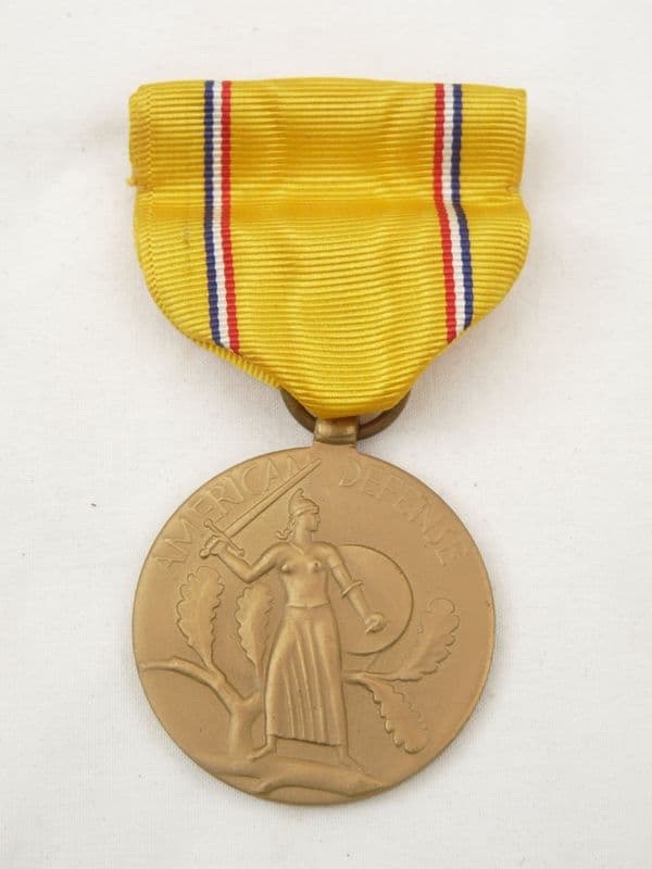 WW2 USA American Defense Medal boxed set with lapel pin, 1945 dated /1