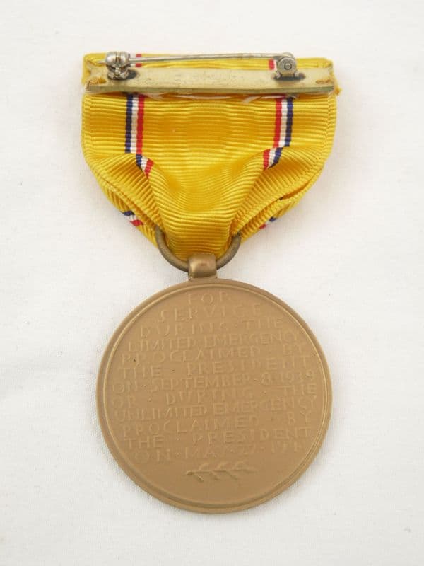WW2 USA American Defense Medal boxed set with lapel pin, 1945 dated /1