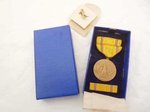 WW2 USA American Defense Medal boxed set with lapel pin, 1945 dated /1