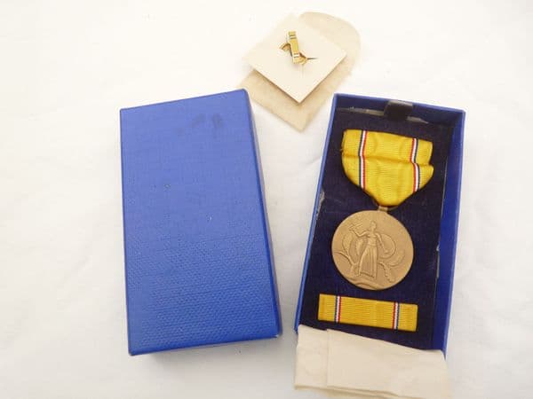 WW2 USA American Defense Medal boxed set with lapel pin, 1945 dated /1