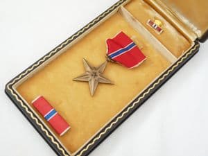 WW2 USA Bronze Star Medal in original presentation case  /1 **SOLD**