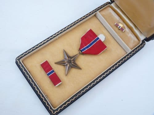 WW2 USA Bronze Star Medal in original presentation case /2