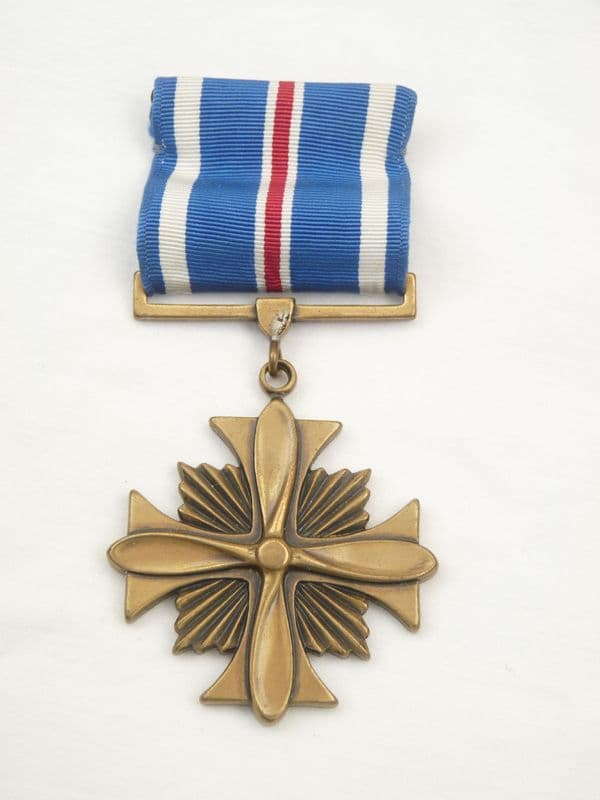 WW2 USA Distinguished Flying Cross in original presentation case.  /1
