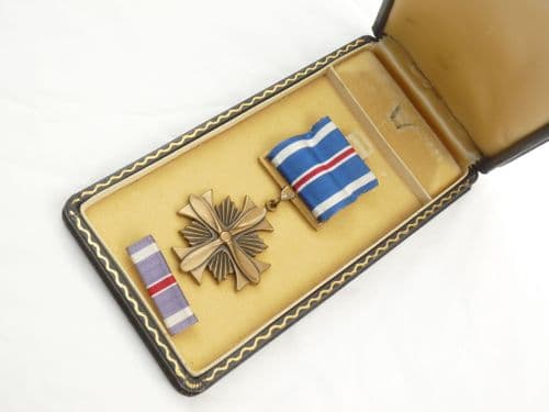 WW2 USA Distinguished Flying Cross in original presentation case.  /1