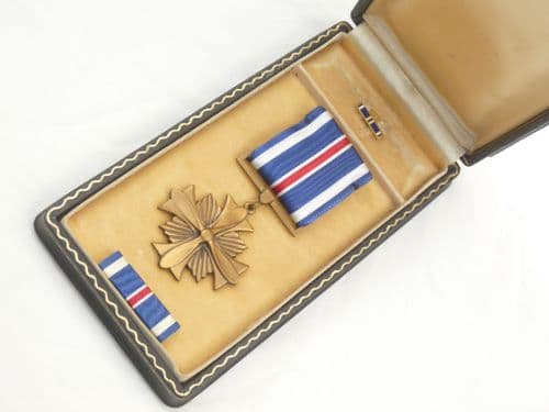 WW2 USA Distinguished Flying Cross in original presentation case.