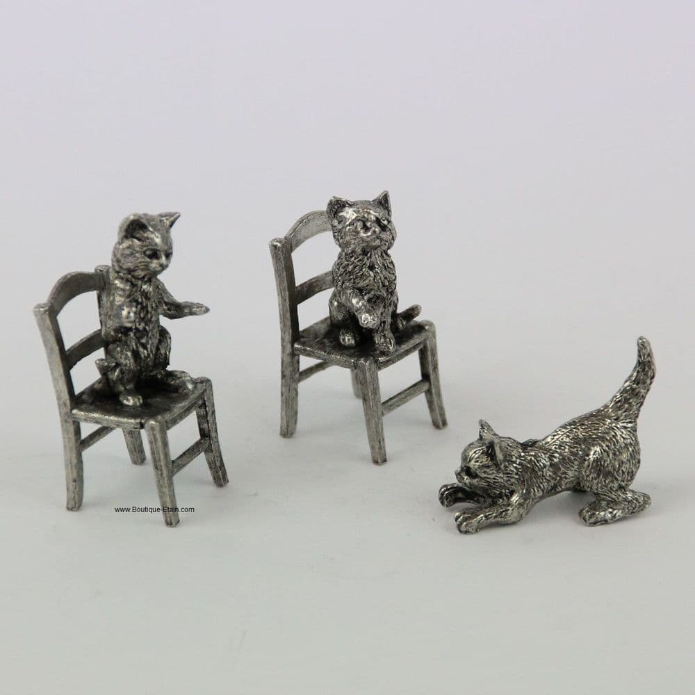 3 petits chats joueurs en étain