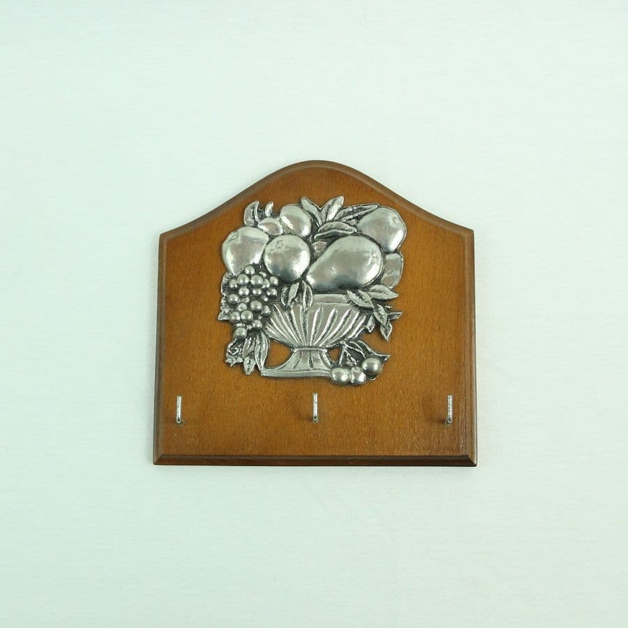 Accroche clefs ou torchon en étain motif corbeille de fruits