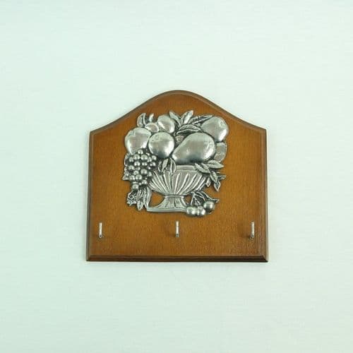 Accroche clefs ou torchon en étain motif corbeille de fruits