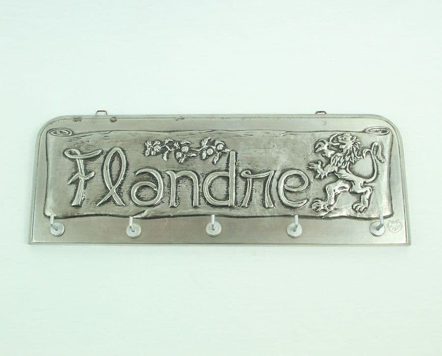 Accroche clefs ou torchon en étain motif Flandre