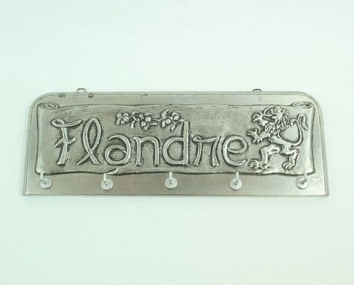 Accroche clefs ou torchon en étain motif Flandre