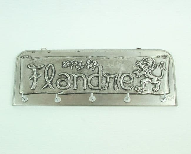 Accroche clefs ou torchon en étain motif Flandre