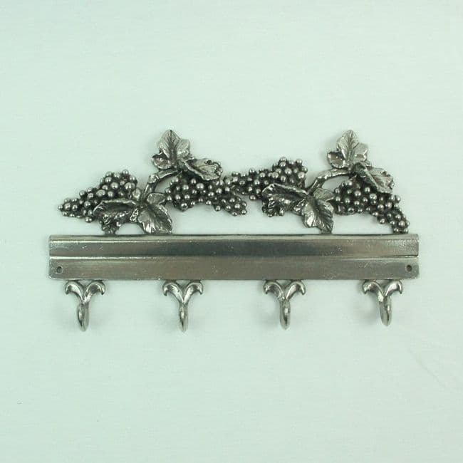 Accroche clefs ou torchon en étain motif vigne et raisin