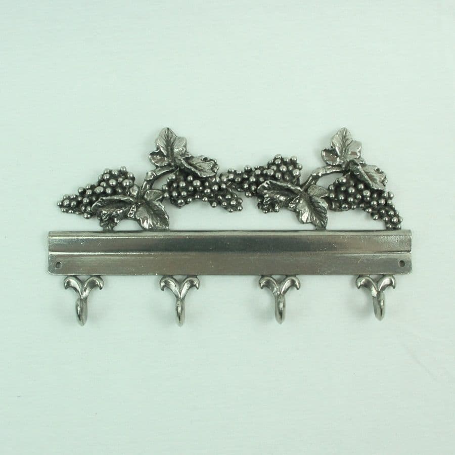 Accroche clefs ou torchon en étain motif vigne et raisin