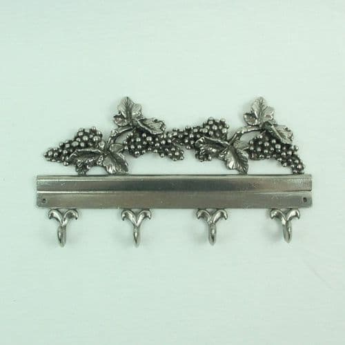 Accroche clefs ou torchon en étain motif vigne et raisin