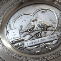 Assiette colombe pour mariage ou anniversaire de mariage.