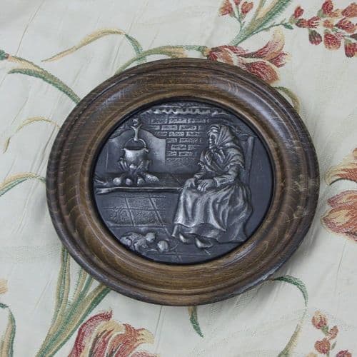 Assiette décorative en bois et étain repoussé , La Vieille
