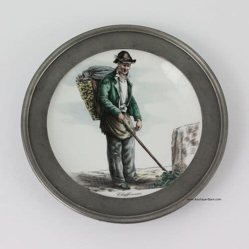 Assiette en porcelaine entourage étain Le chiffonnier