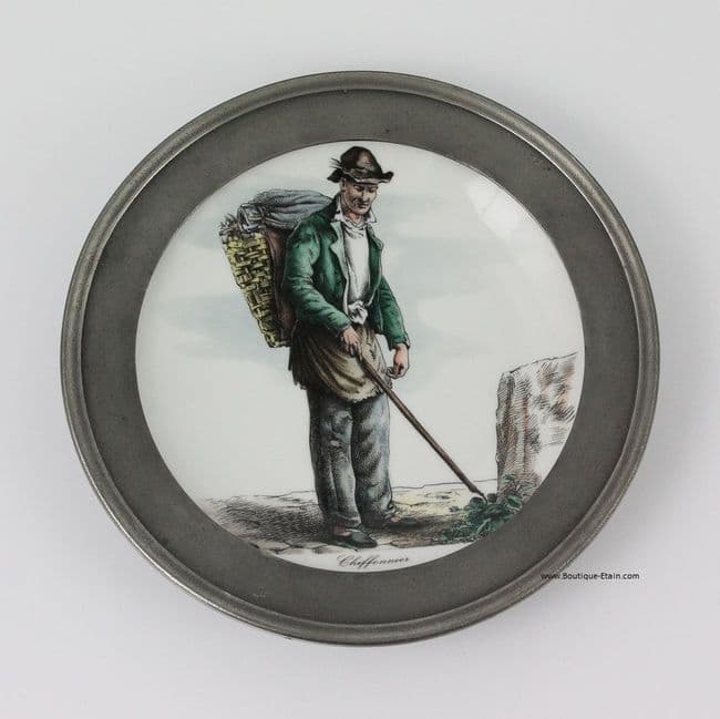 Assiette en porcelaine entourage étain Le chiffonnier