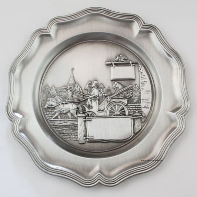 Assiette en étain à graver motif calèche