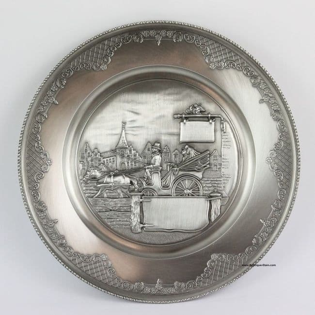 Assiette en étain à graver motif calèche bord stylés