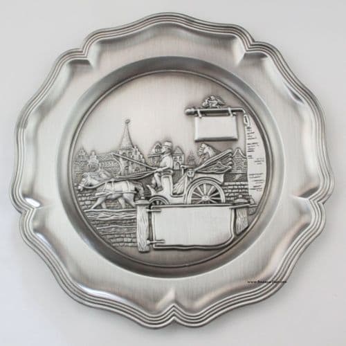 Assiette en étain à graver motif calèche – Noces d’étain
